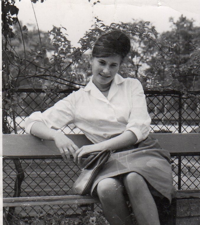 Junge Mam auf einer Parkbank, schwarz-weiß Foto